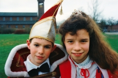 1995-Schoolcarnaval-Arno-Derks-Ilona-Roosen.-Adjudanten-Dorus-Wilderbeek-Linda-Grossveldt-1-Website