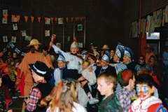 1995-Schoolcarnaval-Arno-Derks-Ilona-Roosen.-Adjudanten-Dorus-Wilderbeek-Linda-Grossveldt-12-Website