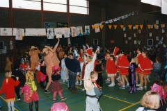 1995-Schoolcarnaval-Arno-Derks-Ilona-Roosen.-Adjudanten-Dorus-Wilderbeek-Linda-Grossveldt-13-Website