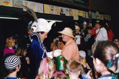 1995-Schoolcarnaval-Arno-Derks-Ilona-Roosen.-Adjudanten-Dorus-Wilderbeek-Linda-Grossveldt-18-Website