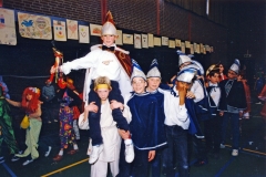 1995-Schoolcarnaval-Arno-Derks-Ilona-Roosen.-Adjudanten-Dorus-Wilderbeek-Linda-Grossveldt-2-Website