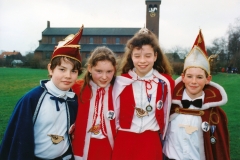 1995-Schoolcarnaval-Arno-Derks-Ilona-Roosen.-Adjudanten-Dorus-Wilderbeek-Linda-Grossveldt-3-Website