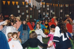 1995-Schoolcarnaval-Arno-Derks-Ilona-Roosen.-Adjudanten-Dorus-Wilderbeek-Linda-Grossveldt-7-Website