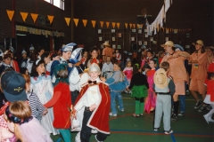 1995-Schoolcarnaval-Arno-Derks-Ilona-Roosen.-Adjudanten-Dorus-Wilderbeek-Linda-Grossveldt-8-Website